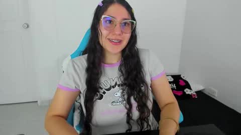 Laire  online show from November 26, 2025, 1:17 am