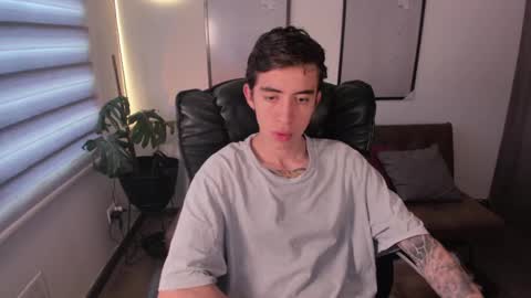 Snapshot of littleferxxo chatting on December 10, 2024, 2:17 pm Ferxxo online show from December 10, 2024, 2:17 pm