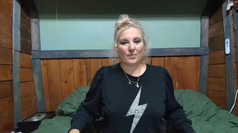 Snapshot of littlelisa1 chatting on October 7, 2025, 5:10 pm lisanixs online show from October 7, 2025, 5:10 pm