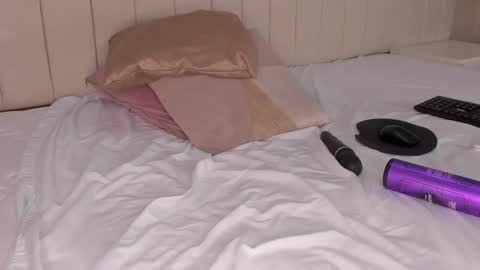 im olivia IG littleolivia01 online show from March 1, 2025, 5:38 pm