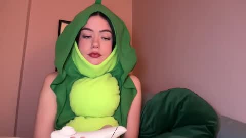 Snapshot of littlesugarpea chatting on January 8, 2025, 11:41 pm Little Sugar Pea  online show from January 8, 2025, 11:41 pm