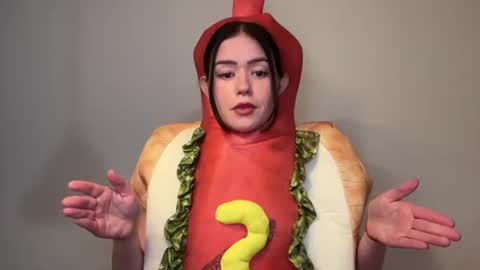 Snapshot of littlesugarpea chatting on October 31, 2025, 7:26 pm Little Sugar Pea  online show from October 31, 2025, 7:26 pm