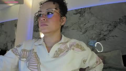 Liz  online show from December 17, 2025, 10:54 am