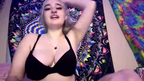 Lizz  online show from February 8, 2025, 7:49 pm