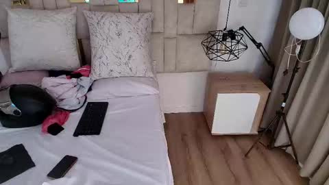 Snapshot of lizz_tender chatting on October 16, 2025, 12:50 pm Lizz  online show from October 16, 2025, 12:50 pm