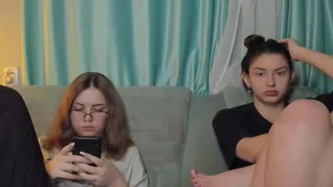 lizzi_muur online show from December 8, 2024, 7:54 pm