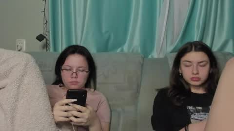 lizzi_muur online show from January 13, 2025, 11:06 pm