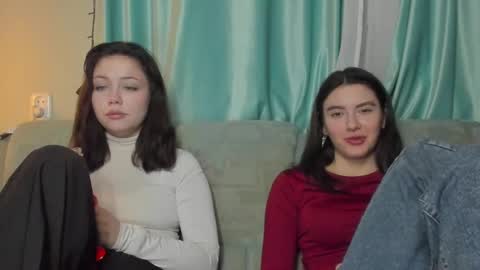 lizzi_muur online show from January 23, 2025, 9:50 pm