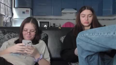 lizzi_muur online show from February 11, 2025, 1:20 pm