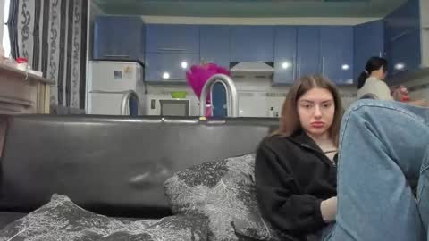 lizzi_muur online show from March 5, 2025, 2:23 pm