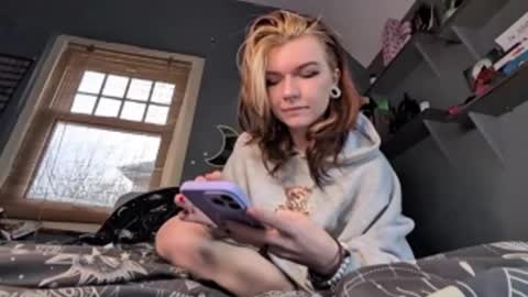 Snapshot of lizzyylovesick chatting on December 4, 2024, 2:04 pm lizzybunny online show from December 4, 2024, 2:04 pm