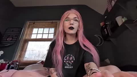 Snapshot of lizzyylovesick chatting on December 14, 2024, 2:10 pm lizzybunny online show from December 14, 2024, 2:10 pm