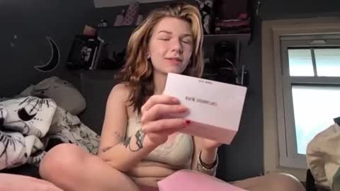 Snapshot of lizzyylovesick chatting on December 27, 2024, 2:01 pm lizzybunny online show from December 27, 2024, 2:01 pm