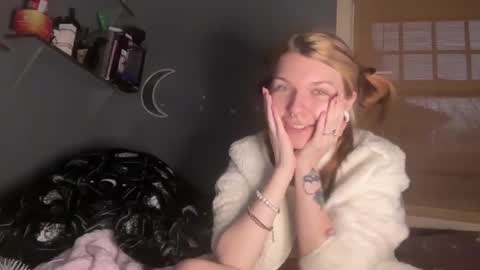 Snapshot of lizzyylovesick chatting on January 17, 2025, 4:47 pm lizzybunny online show from January 17, 2025, 4:47 pm