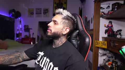 logan_hugh8 online show from April 9, 2026, 5:29 am