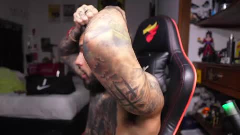 logan_hugh8 online show from April 26, 2026, 8:01 am