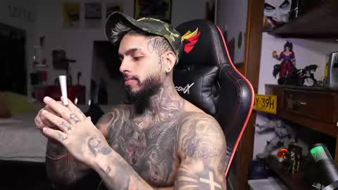 logan_hugh8 online show from April 27, 2026, 12:19 am