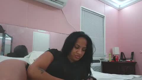 Lola online show from October 17, 2025, 4:59 am