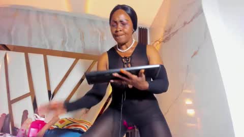 Lola online show from November 6, 2025, 11:55 am