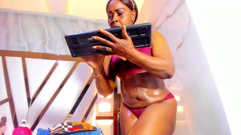 Lola online show from November 9, 2025, 12:03 pm