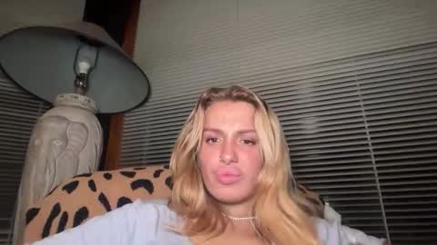 Snapshot of lolaa555 chatting on June 9, 2026, 5:52 am lolaa555 online show from June 9, 2026, 5:52 am