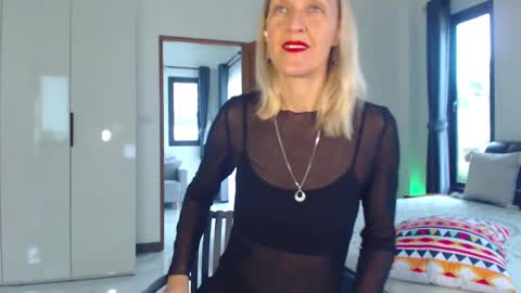 Lola online show from November 20, 2025, 2:56 am