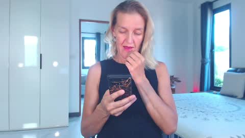 Lola online show from April 1, 2026, 10:05 am