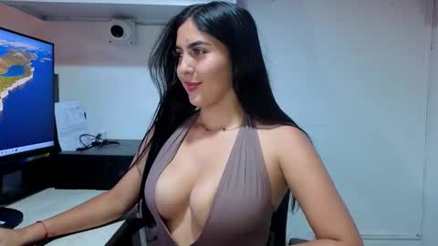 lolalola_12 online show from November 7, 2025, 10:10 pm