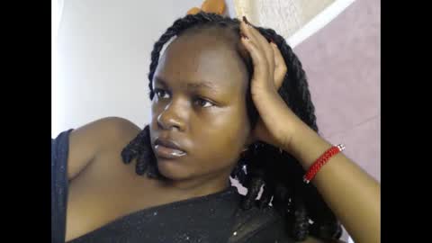 lolamia7 online show from November 9, 2025, 5:28 am