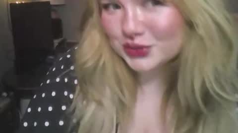 Snapshot of lolapeach222 chatting on November 7, 2025, 7:25 pm Lola Peach xo online show from November 7, 2025, 7:25 pm