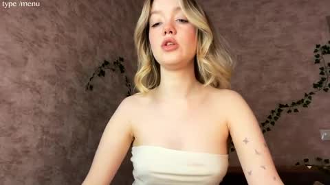 Mia online show from April 18, 2026, 8:18 am