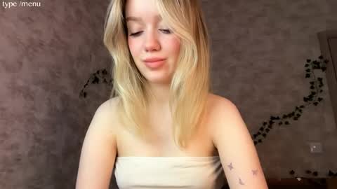 Mia online show from May 25, 2026, 2:06 am