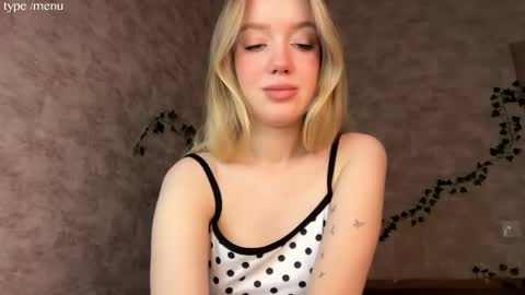 Mia online show from June 7, 2026, 4:49 am