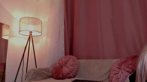 Snapshot of lolly_js_ chatting on November 18, 2025, 7:24 am Lolly online show from November 18, 2025, 7:24 am