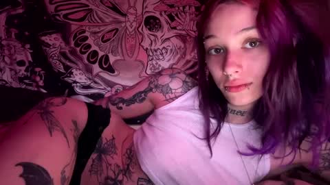 lookingforlona online show from September 18, 2025, 3:58 pm