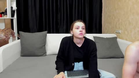 Jean and Isa right couple Mark and Eva left couple online show from January 20, 2025, 8:09 am