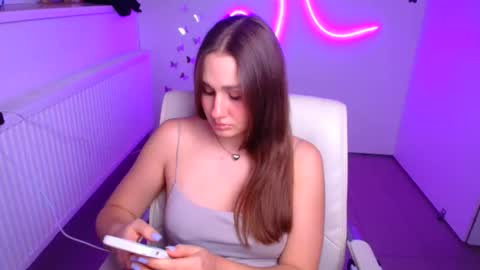 Lora online show from October 30, 2025, 1:23 pm