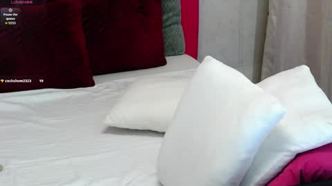 loradelniro1 online show from March 25, 2026, 1:28 pm