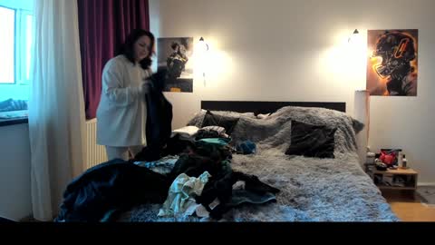 Lora online show from January 8, 2025, 1:41 pm