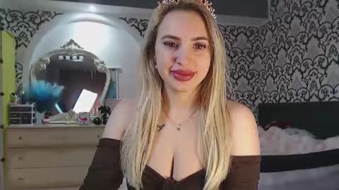 Snapshot of lorasinclare chatting on February 10, 2026, 8:29 am Queen LoraSinClare online show from February 10, 2026, 8:29 am