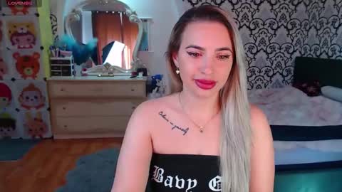 Queen LoraSinClare online show from April 28, 2026, 7:02 am