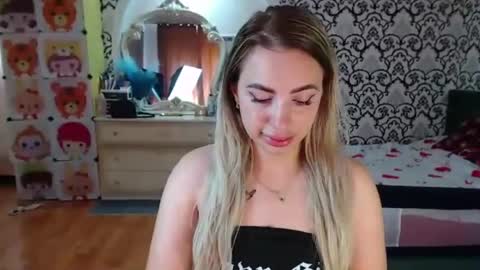 Queen LoraSinClare online show from June 18, 2026, 7:52 am