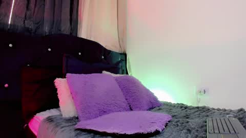 lesly lorena online show from March 29, 2026, 9:37 pm