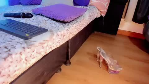 lesly lorena online show from April 15, 2026, 7:58 pm