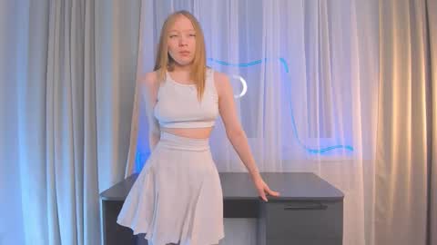 Lola   online show from December 15, 2025, 5:17 pm