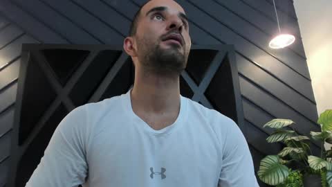  L O R E N Z O  Thumbs Up help  online show from February 6, 2025, 9:06 pm