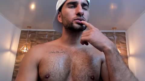  L O R E N Z O  Thumbs Up help  online show from February 10, 2025, 8:21 pm