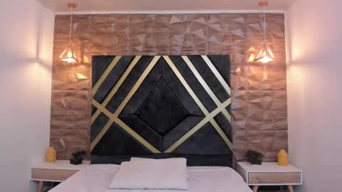  L O R E N Z O  Thumbs Up help  online show from February 26, 2025, 5:17 pm