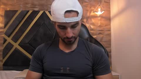  L O R E N Z O  Thumbs Up help  online show from March 7, 2025, 5:28 pm