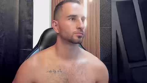  L O R E N Z O  Thumbs Up help  online show from September 17, 2025, 5:25 pm